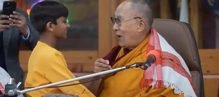 Se disculpa el Dalai Lama por pedir a niño que le chupara la lengua