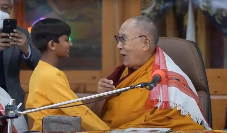 Dalai Lama besa a niño en la boca y le pide chupe su lengua 