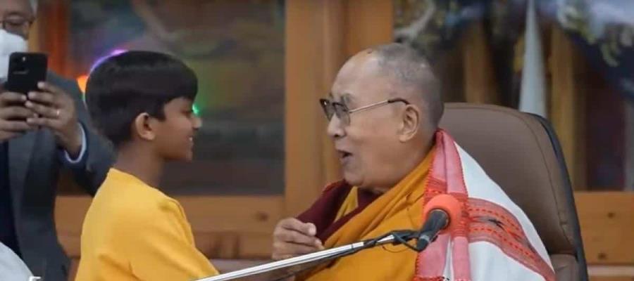 Dalai Lama besa a niño en la boca y le pide chupe su lengua 