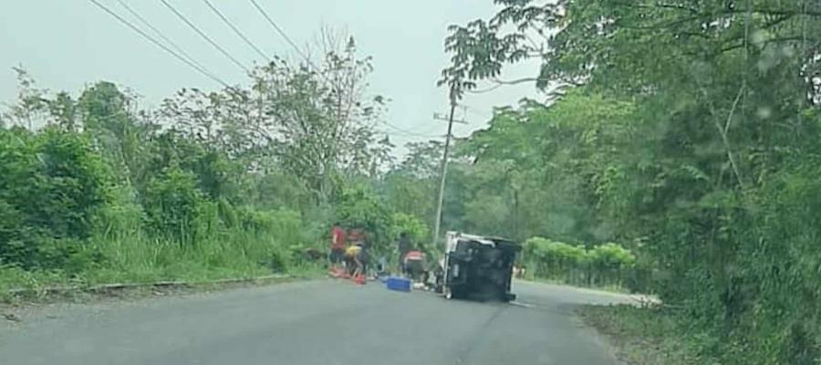 Vuelca camioneta con 25 personas en Tacotalpa