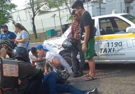 Se estampa motociclista contra taxi en Paseo Tabasco