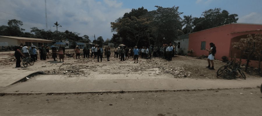 Pobladores detienen la construcción de hospital de Quintín Arauz