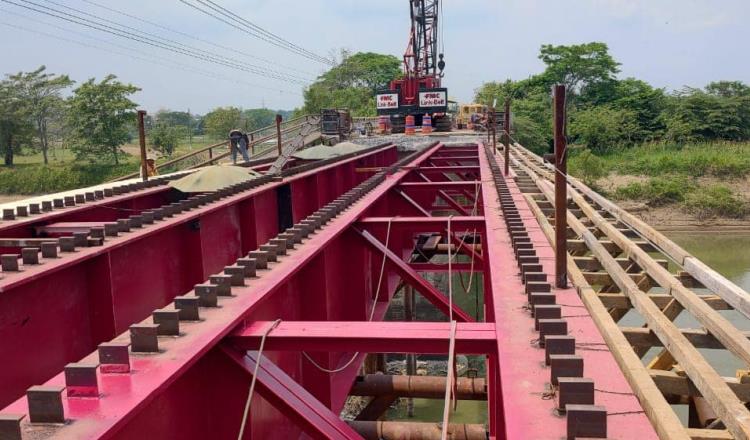 Colocan nuevas trabes en puente La Sierra y empezarán a colocar cimbra: Alcalde de Jalapa