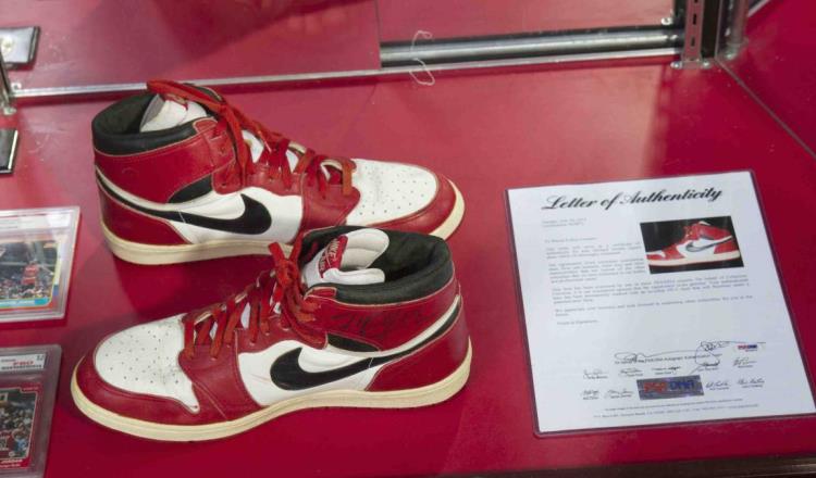 Subastan en 2.2 mdd tenis de Michael Jordan que utilizó en final de 1998