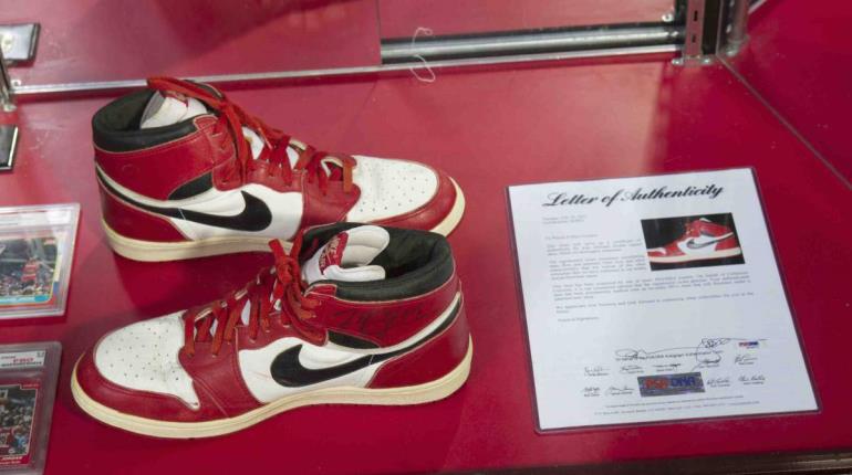 Subastan en 2.2 mdd tenis de Michael Jordan que utilizó en final de 1998