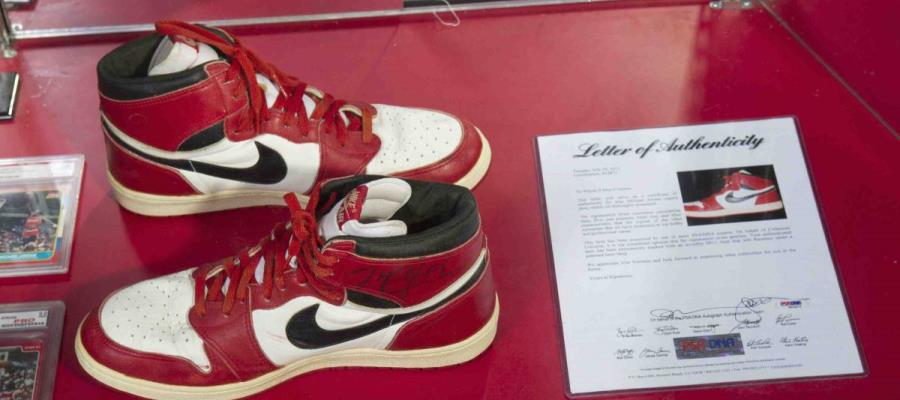 Subastan en 2.2 mdd tenis de Michael Jordan que utilizó en final de 1998