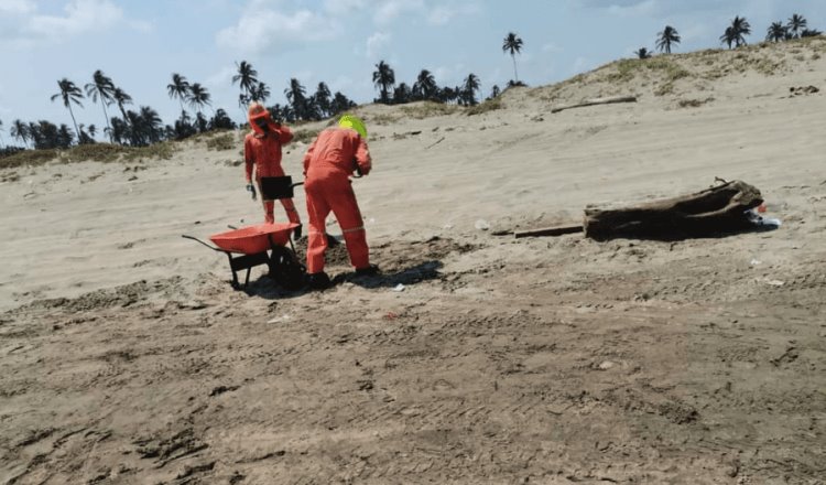 Ayuntamiento cierra playas de Paraíso para retirar  crudo coagulado