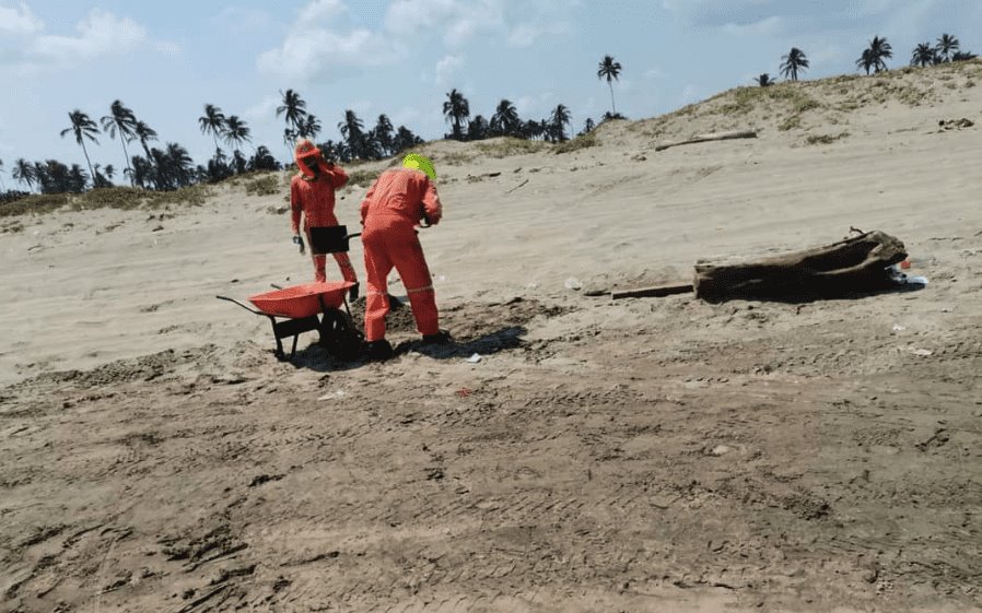 Ayuntamiento cierra playas de Paraíso para retirar  crudo coagulado