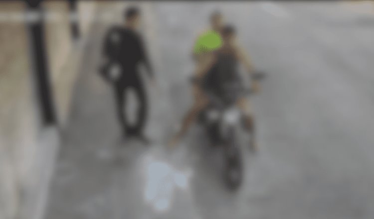 Graban asalto en Gaviotas Norte; motociclistas despojan a peatón de celular