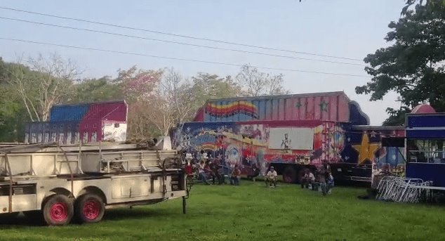 Llegan primeras atracciones al parque de feria; circo Stardust inicia su instalación