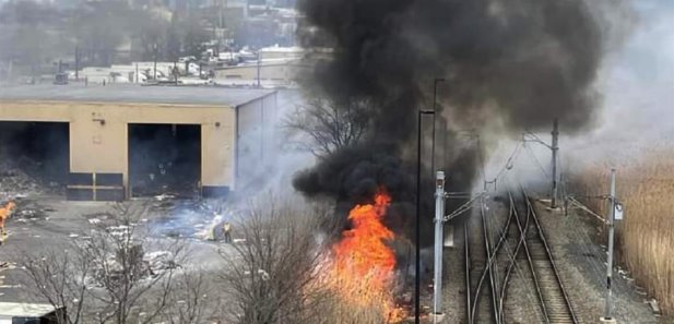 Fuerte incendio arrasa con planta de reciclaje en Nueva Jersey