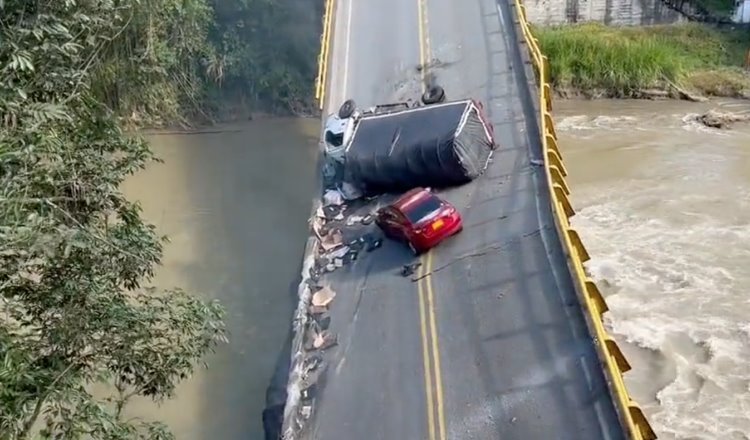 Colapsa puente vehicular en Colombia; hay 2 personas muertas