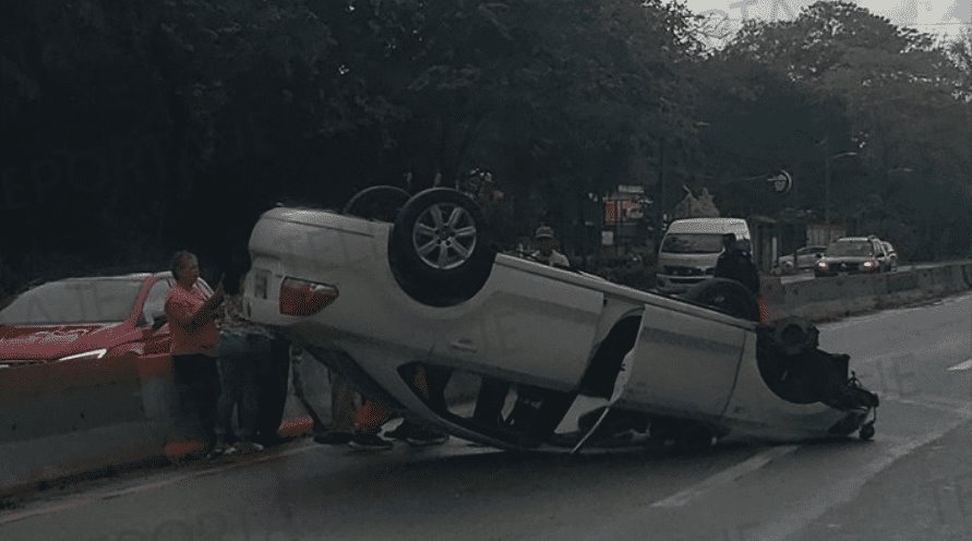 Vuelca auto en la Paraíso-Comalcalco; mujer sale ilesa