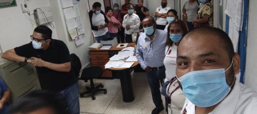 Trabajadores del Hospital de Huimanguillo, piden destitución del director por acoso y discriminación