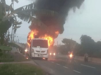 Se incendia autobús que viajaba a la refinería Olmeca en la Comalcalco-Paraíso