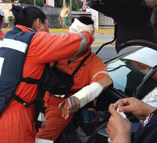 En doble accidente de moto se lesionan trabajadores de la refinería Olmeca en Paraíso