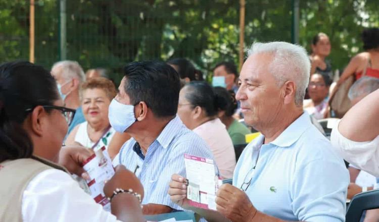 Bienestar entrega 700 tarjetas de cobro a adultos pensionados de Centro