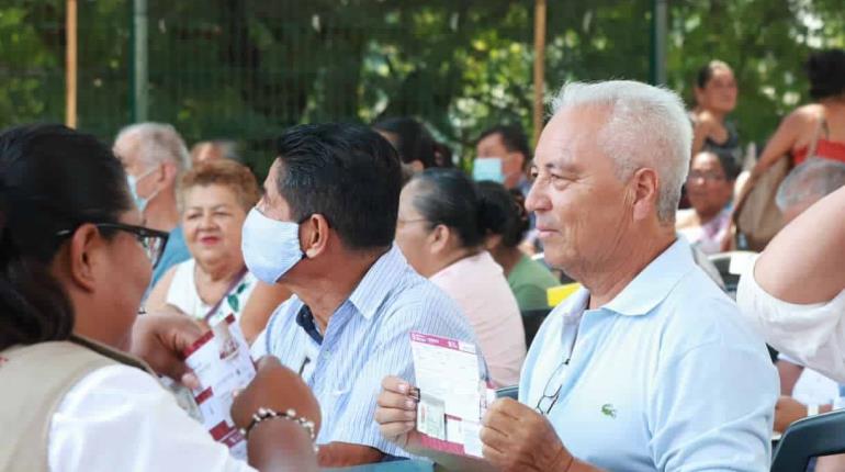 Bienestar entrega 700 tarjetas de cobro a adultos pensionados de Centro