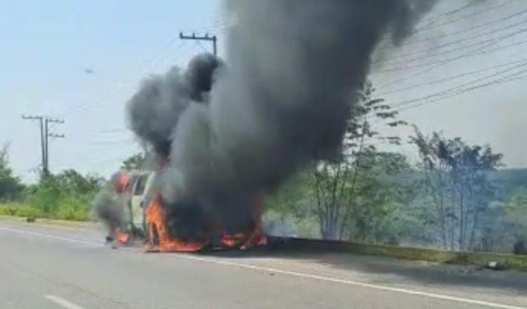 Se incendia vehículo en la carretera Villahermosa-Macuspana