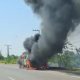 Se incendia vehículo en la carretera Villahermosa-Macuspana