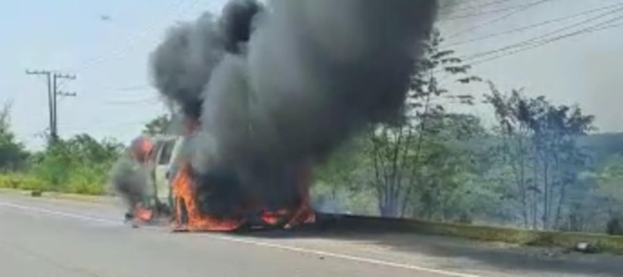 Se incendia vehículo en la carretera Villahermosa-Macuspana