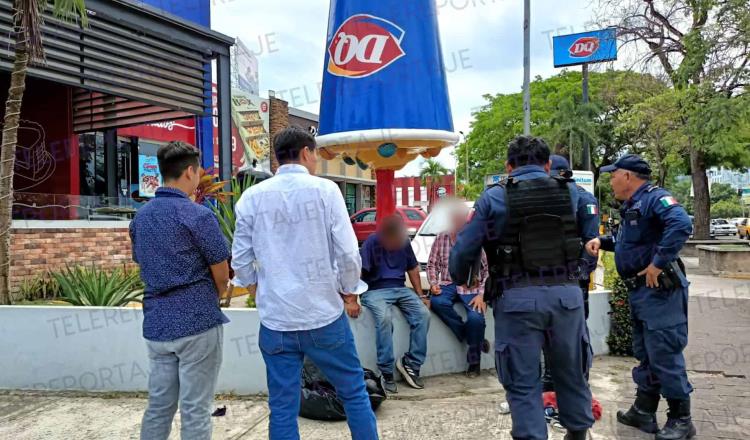 Detienen a dos hombres por robo de autopartes en la calle Rosendo Taracena