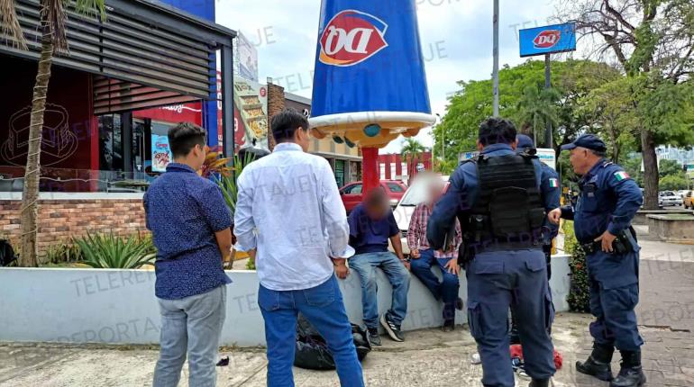 Detienen a dos hombres por robo de autopartes en la calle Rosendo Taracena