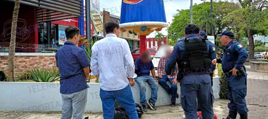 Detienen a dos hombres por robo de autopartes en la calle Rosendo Taracena