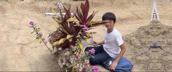 Niño en Colombia conmueve las redes, visita diario la tumba de su madre y hace tarea con ella