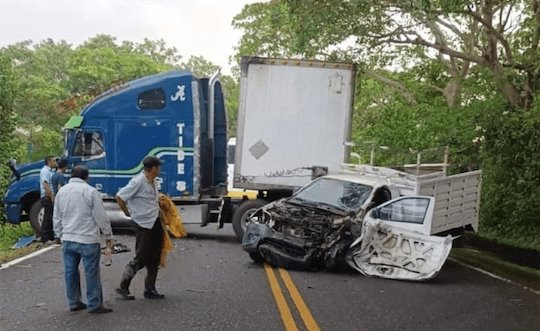 Un herido deja fuerte choque entre tráiler y camioneta en la Cárdenas-Coatzacoalcos.