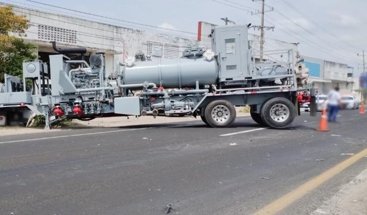 Tráiler se mete "hasta la casa" en Arroyo Hondo, Cárdenas