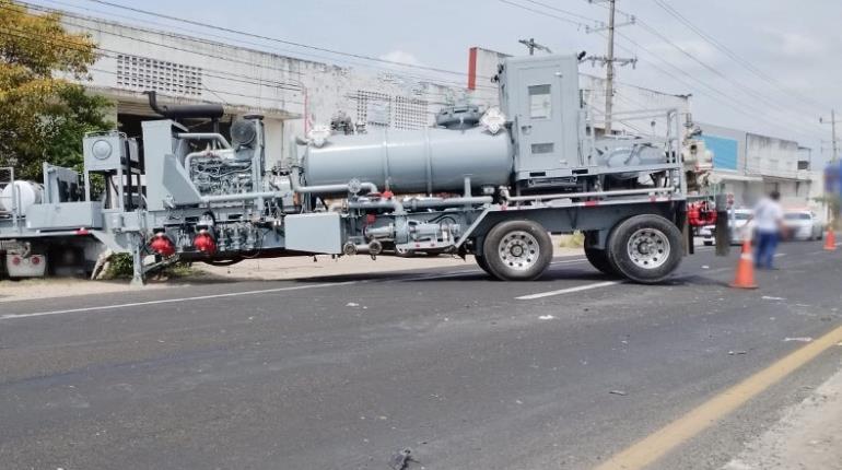 Tráiler se mete "hasta la casa" en Arroyo Hondo, Cárdenas