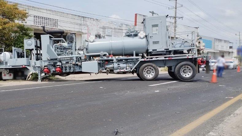 Tráiler se mete "hasta la casa" en Arroyo Hondo, Cárdenas