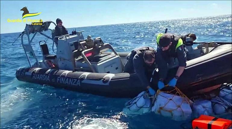 Policías italianos descubren dos toneladas de cocaína flotando en el mar