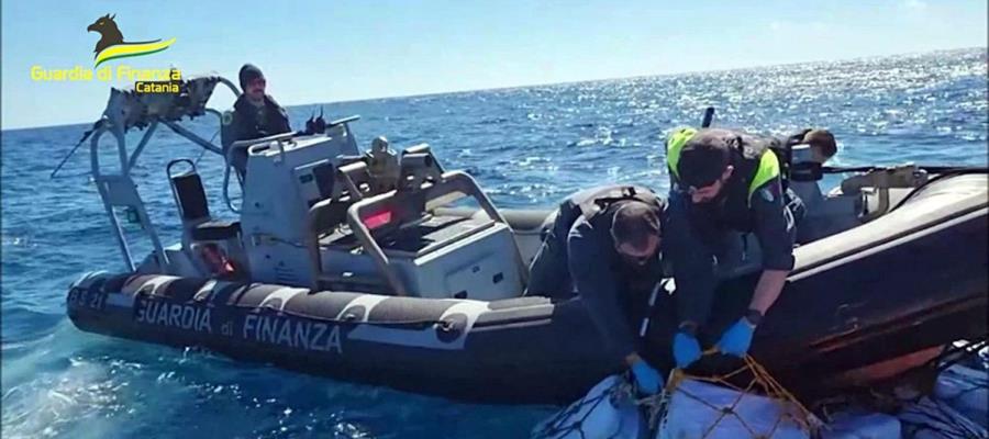 Policías italianos descubren dos toneladas de cocaína flotando en el mar