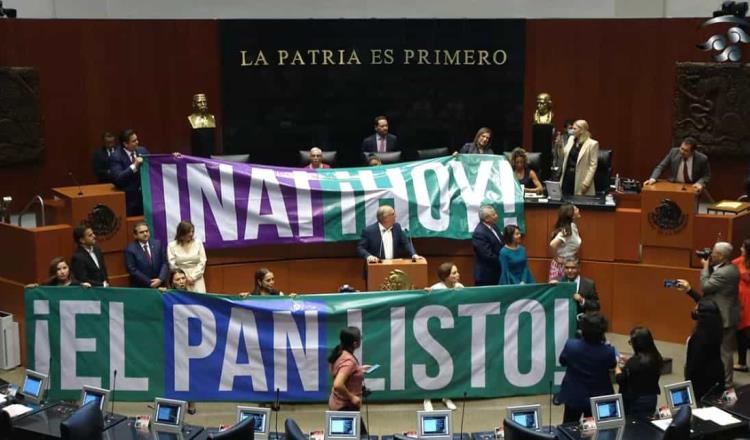 PAN toma tribuna del Senado y suspenden sesión