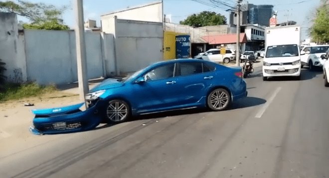 ¡Se le sube la glucosa y se desmaya! Mujer choca contra poste en Periférico