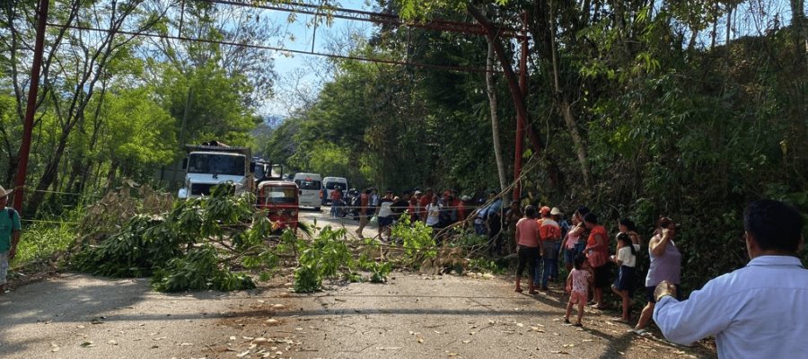 Pobladores de Tapijulapa bloquearon carretera a Tacotalpa 4 horas para exigir energía eléctrica