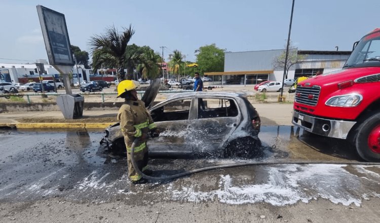 ¡Lo consume cortocircuito! Se incendia auto frente a Altabrisa