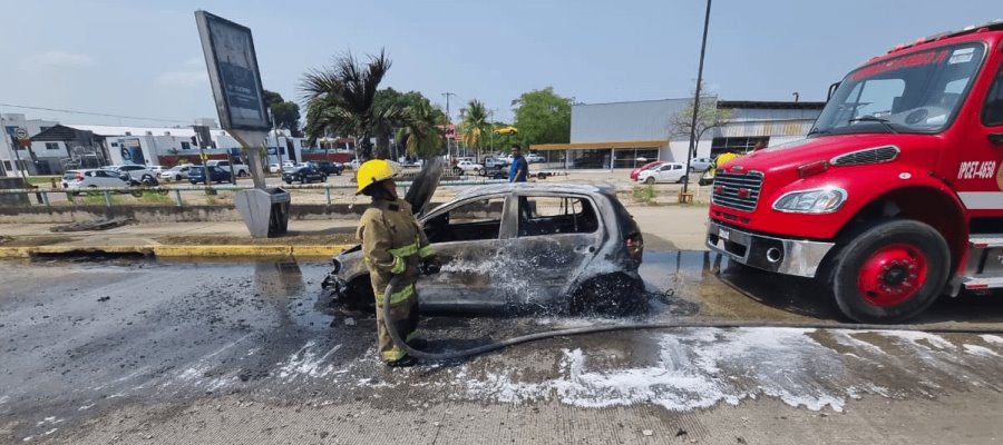 ¡Lo consume cortocircuito! Se incendia auto frente a Altabrisa