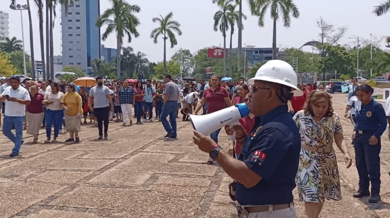 Evacuan a cientos de personas del Palacio Municipal de Centro como parte del simulacro nacional