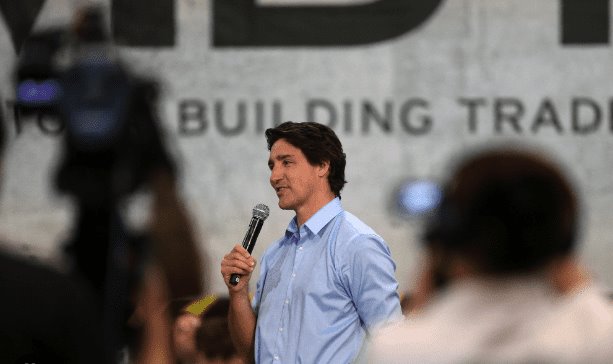 Discute Justin Trudeau con joven antiaborto; "necesitas reflexionar un poco más", le dice