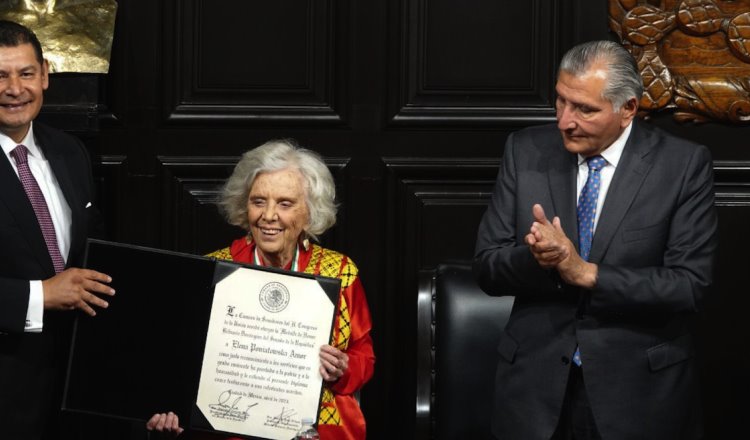 "Una gracia inesperada": Elena Poniatowska recibe medalla Belisario Domínguez