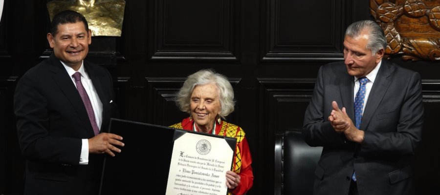 "Una gracia inesperada": Elena Poniatowska recibe medalla Belisario Domínguez