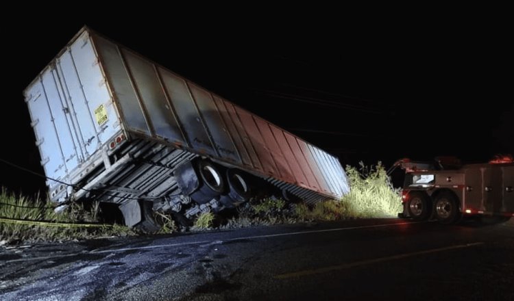 Trailero se duerme y se sale de la Villahermosa-Frontera