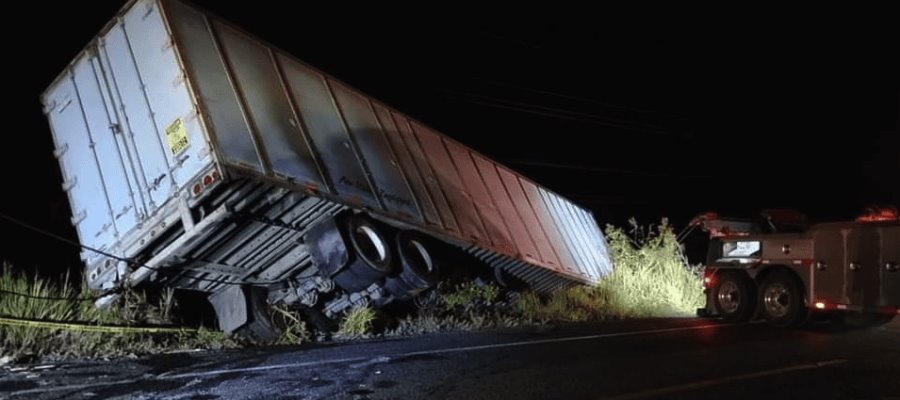 Trailero se duerme y se sale de la Villahermosa-Frontera