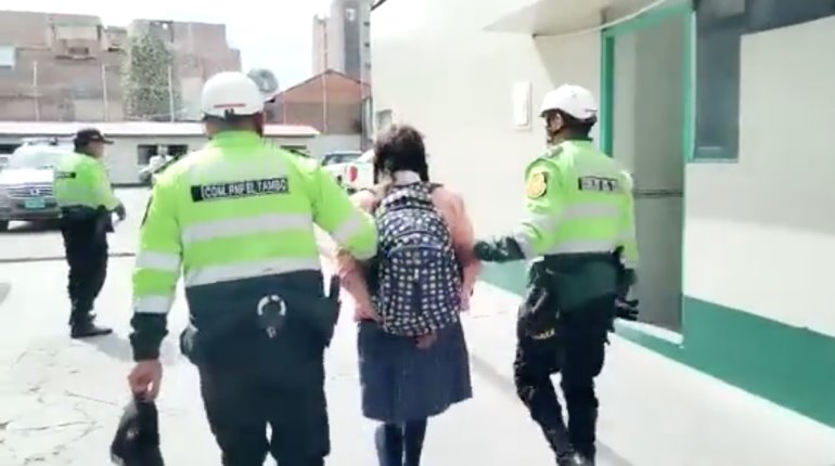 Hombre en Perú se vestía con uniforme de niña para entrar a colegio y grabar a mujeres en el baño