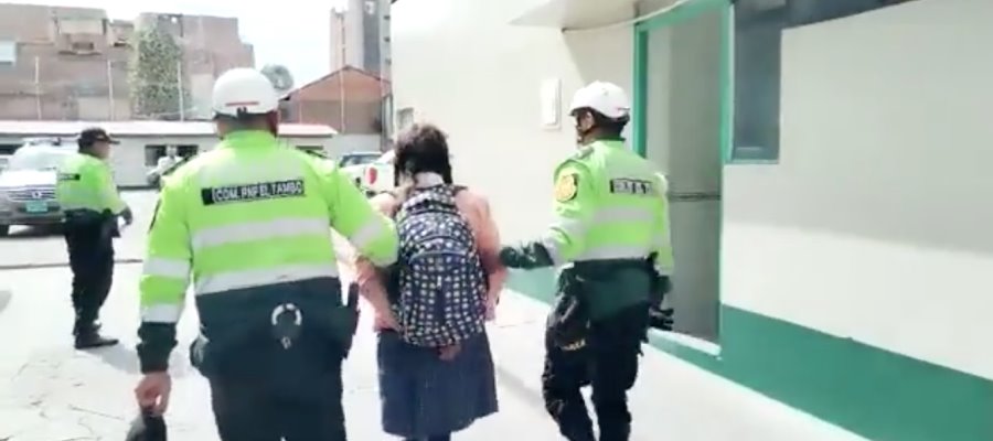 Hombre en Perú se vestía con uniforme de niña para entrar a colegio y grabar a mujeres en el baño