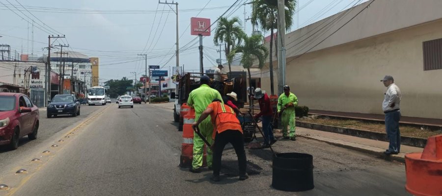 ¡De última hora! Reparan fugas y baches en Av. Méndez ante Desfile de Carros Alegóricos