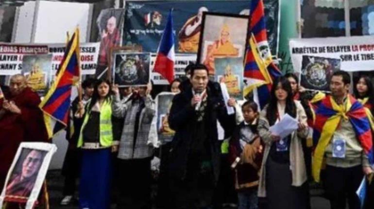 "¡Dejen de difamar a su santidad!", reclaman tibetanos desde París en apoyo al Dalái lama